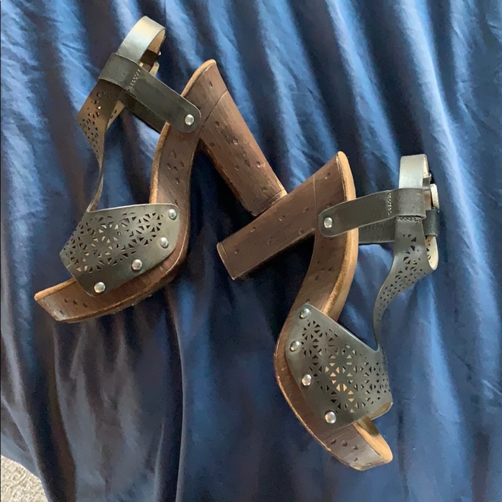 Heels - Picture 3 of 3